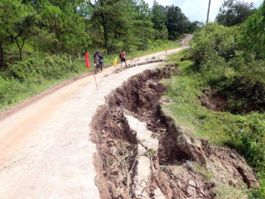 A punto de ceder calle hacia San Juan del Rancho