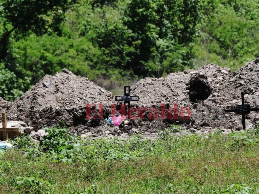 En imágenes: Silencio y hermetismo en entierros durante emergencia por coronavirus