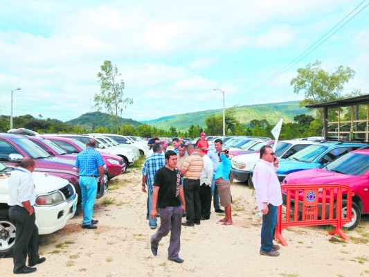 Honduras contempla subastar carros chatarra