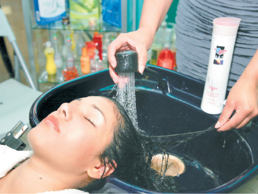 Hidrate y nutra su piel y cabello en este verano