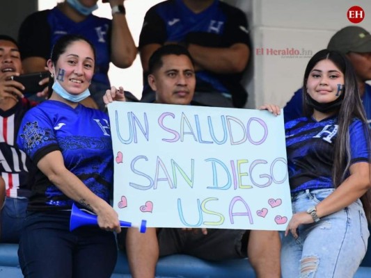 ¡Ambientazo! Aficionados hondureños le dan color al estadio Olímpico en el duelo ante Panamá
