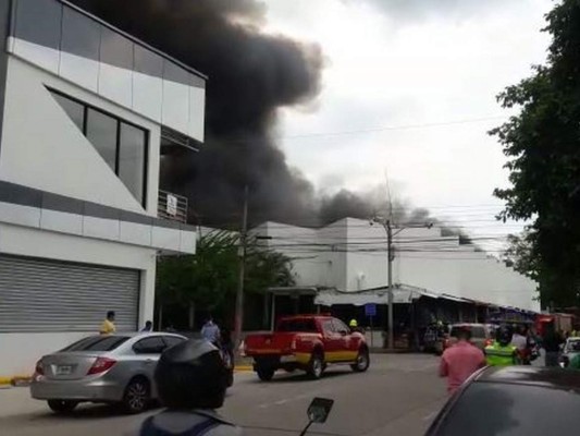 Dramáticas fotos del incendio en el mercado Guamilito, icónico en San Pedro Sula