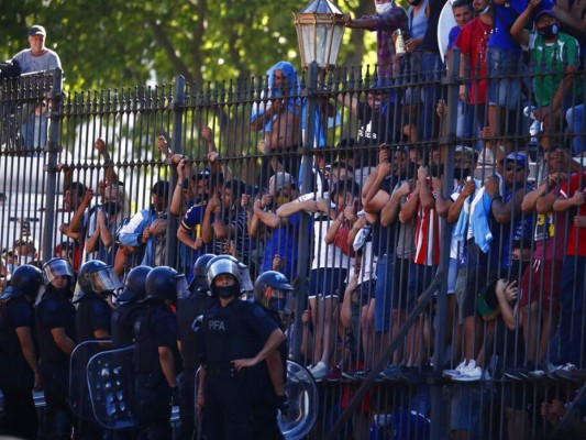 Entre gritos, aplausos y llanto, así fue la salida del féretro de Maradona hacia el cementerio