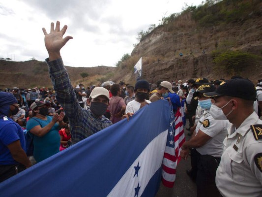¡Imágenes que duelen! El violento desalojo a la caravana migrante en Chiquimula