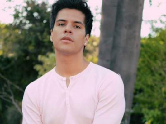 Hijo de Juan Gabriel se sometió a cirugías para parecerse a él