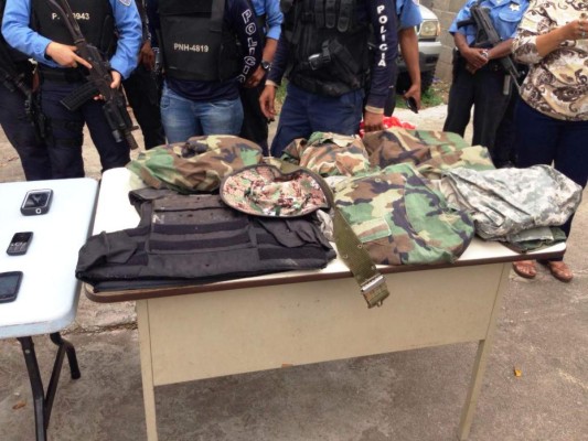Capturan sujetos con indumentaria militar y armas en Olancho