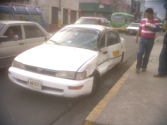 Taxista herido tras colisión con bus en Comayagüela