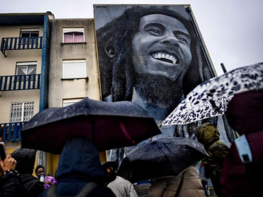 En distintas partes del mundo pintan murales de Bob Marley para recordar al icono del reggae. Foto: AFP