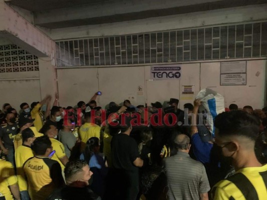 VIDEO: Cierran los portones del Morazán y numerosos aficionados se quedan afuera&nbsp;&nbsp;