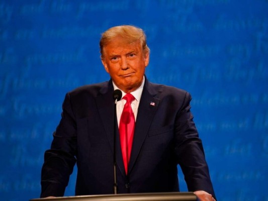 Los curiosos gestos de Trump durante último debate con Biden (FOTOS)