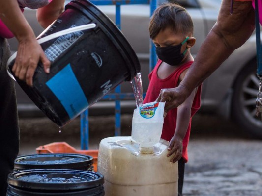 FOTOS: El suplicio de los venezolanos por agua y combustible en cuarentena