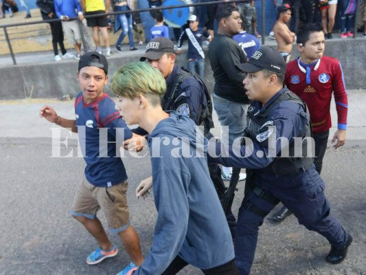 Heridos y detenidos deja enfrentamiento de barras en el clásico Olimpia vs Motagua en el Nacional de Tegucigalpa