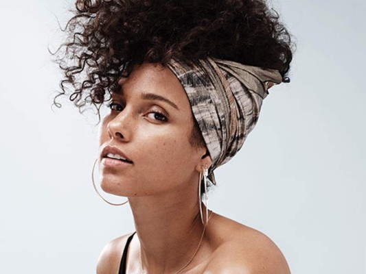 Mira las dos versiones de las famosas: con maquillaje y totalmente al natural... ¿cómo te gustan más?  