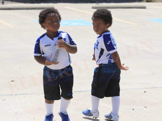 Boniek García recibe la visita de su familia en pleno entrenamiento de la Selección de Honduras