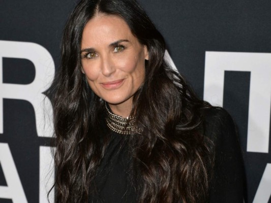 Revelan polémico video de Demi Moore besando a un niño