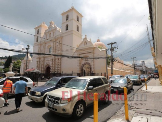Capitalinos abarrotan el casco histórico en primer día de la reapertura