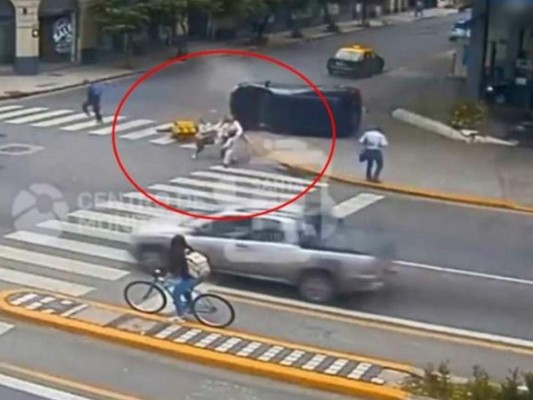 VIDEO: Mujer argentina salva a sus hijos de ser arrollados tres veces