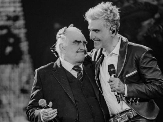 Aseguran que Alejandro Fernández 'no deja de llorar' por la gravedad de su padre