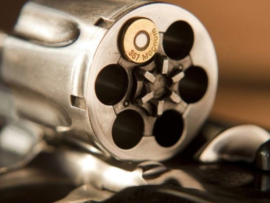 Así es la ruleta rusa, el juego por el que perdió la vida un guardia de seguridad en Honduras