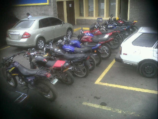 Recupera 15 motos y tres vehículos robados