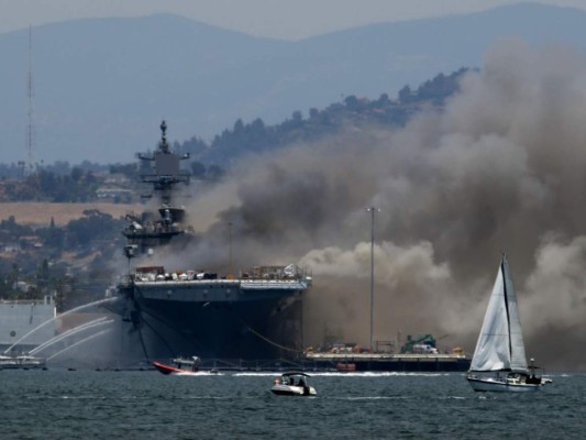 Impactantes imágenes deja explosión en buque militar en San Diego, EEUU