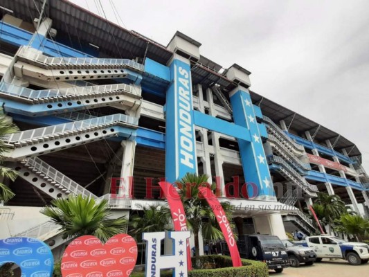 Bajo amenaza de lluvia, pero con optimismo: Así es el ambiente en las afueras del Olímpico