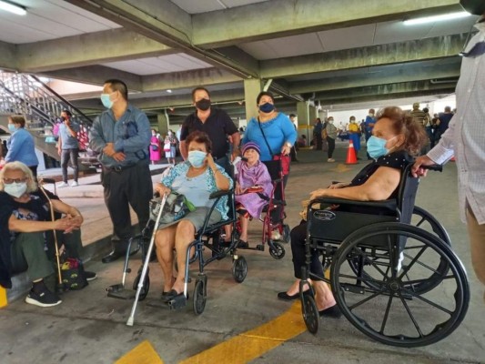 De pie y bajo el sol: así fue la jornada de vacunación de adultos mayores en El Salvador