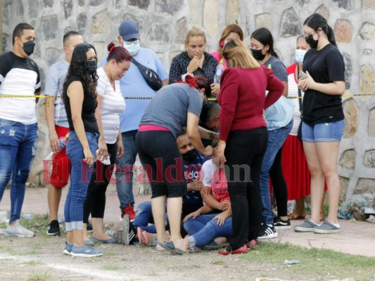 Dolor y lágrimas en el campo donde mataron a hombre cuando jugaba (Fotos) &nbsp;