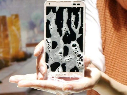 Lanzan en Japón el primer smartphone lavable del mundo