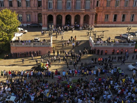 Entre gritos, aplausos y llanto, así fue la salida del féretro de Maradona hacia el cementerio