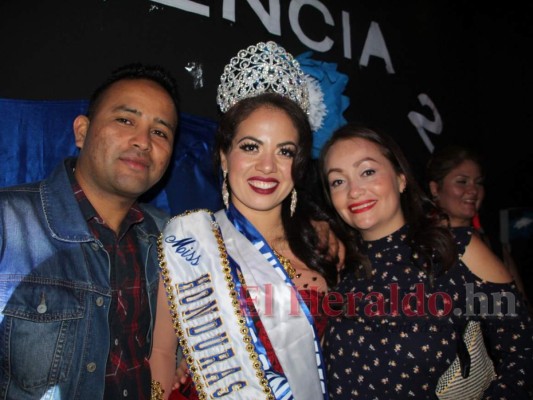 La emotiva coronación de Karen García, reina de belleza fallecida en España