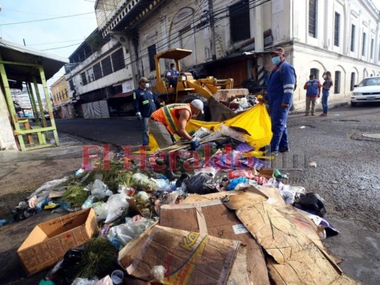 Montañas de basura amanecieron en la capital tras celebración de Año Nuevo (FOTOS)