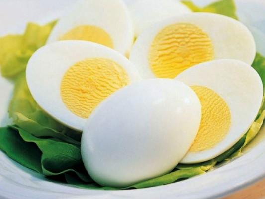 El huevo duro es un alimento que no debes olvidar incluir en tus comidas.
