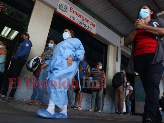 La población debe reforzar las medidas de bioseguridad para protegerse del covid-19 y los otros virus que circulan en el ambiente y afectan las vías respiratorias. FOTO: Alex Pérez/EL HERALDO