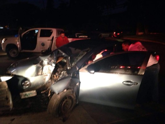 Jovencita se salva morir en fuerte accidente en bulevar Suyapa