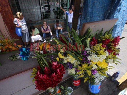 FOTOS: Desgarradora escena de madre velando a su hijo en plena calle de la capital