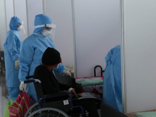 FOTOS: Así fue traslado de pacientes con Covid-19 al polideportivo de la UNAH