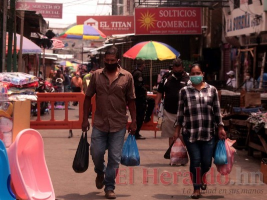 Tráfico y largas filas en bancos imperan en jornadas de abastecimiento de capitalinos