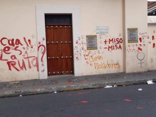 FOTOS: Manchan Catedral de Tegucigalpa en marcha por Día de la Mujer