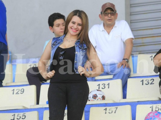 Preciosas mujeres en el clásico Olimpia-Motagua