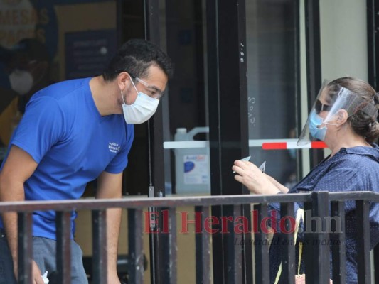 Capitalinos abarrotan el casco histórico en primer día de la reapertura