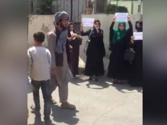 VIDEO: Centenares de mujeres salen a protestar por sus derechos frente al Talibán