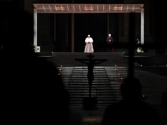 En una plaza vacía y con cinco reos, Papa celebra viacrucis del Viernes Santo