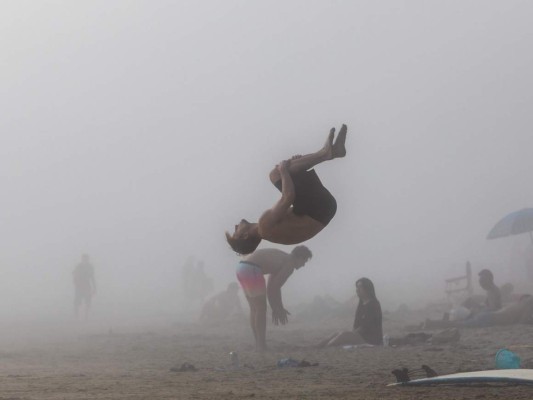 Retando al coronavirus, miles de personas abarrotaron playas de California (FOTOS)