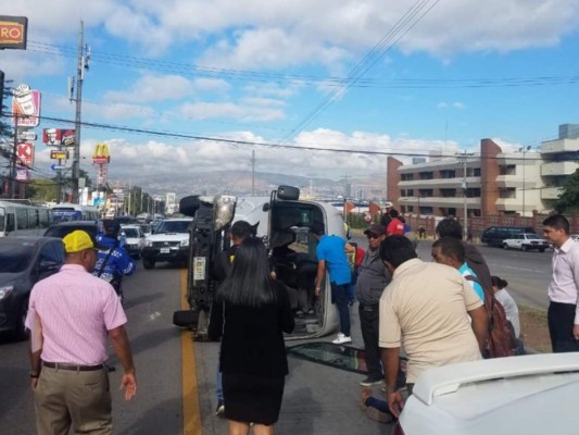 Un bus rapidito vuelca frente a la Universidad Nacional Autónoma de Honduras