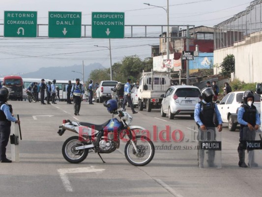 Paro de transporte público provoca enfrentamientos y caos en la capital (FOTOS)