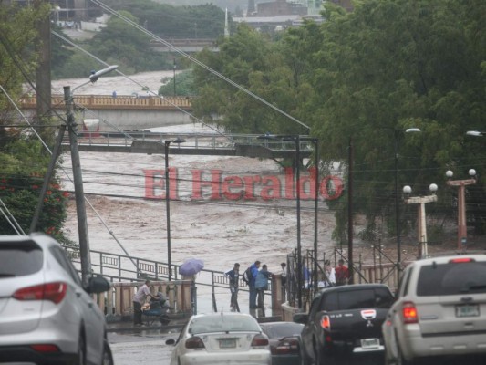 Impactantes imágenes de la crecida del río Choluteca en la capital de Honduras