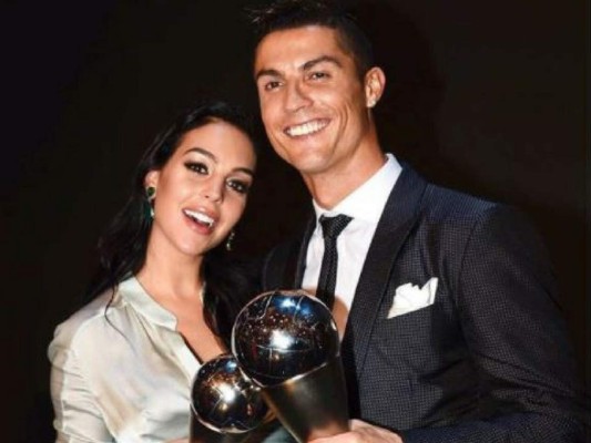 La tierna foto de Cristiano Ronaldo y Georgina Rodríguez junto a sus cuatro hijos