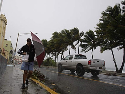 Trump desvía fondos del muro fronterizo para desastres naturales