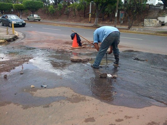 Lluvia deja ríos de aguas negras en colonias, calles y bulevares
